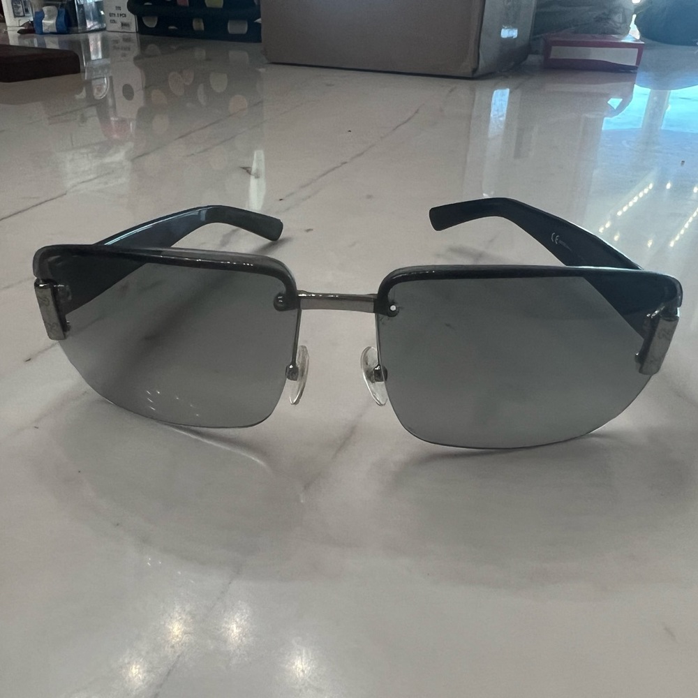 Gucci sunglasses grey gradient lenses side GG logo
